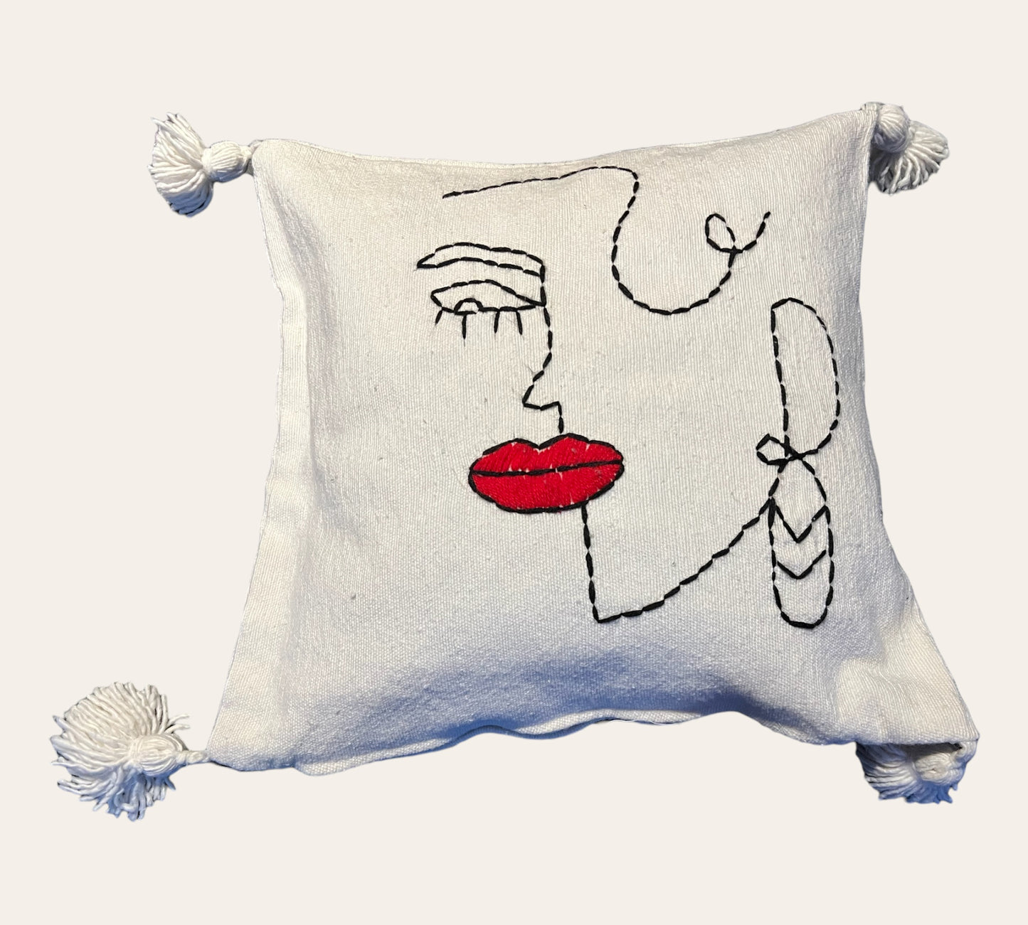 Housse de coussin beige avec pompons BEIGE - Modèle « Femme »