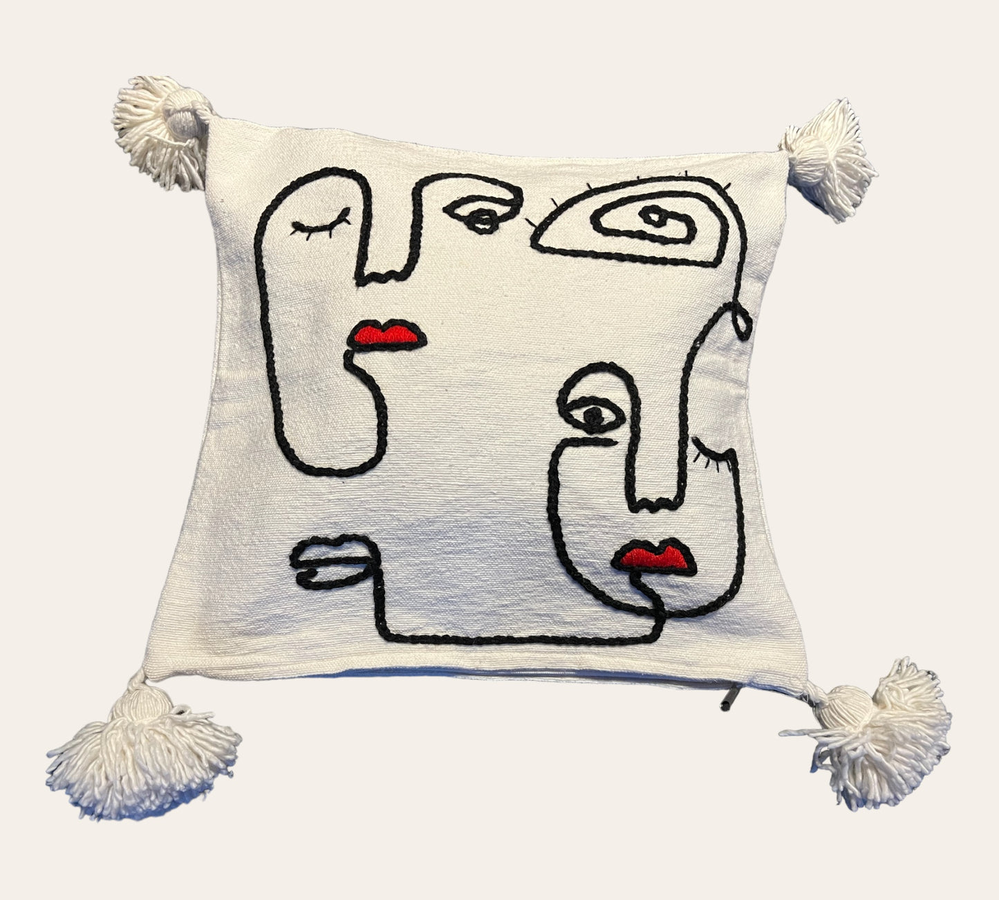 Housse de coussin beige avec pompons - Inspiration PICASSO- Modèle Visages