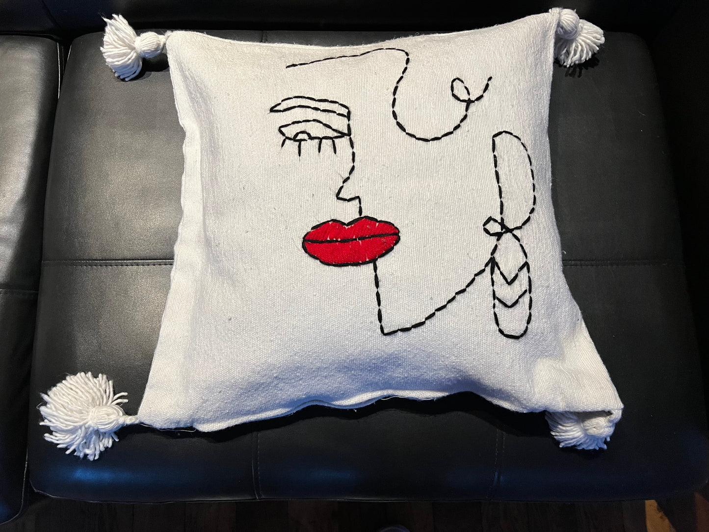 Housse de coussin beige avec pompons BEIGE - Modèle « Femme »