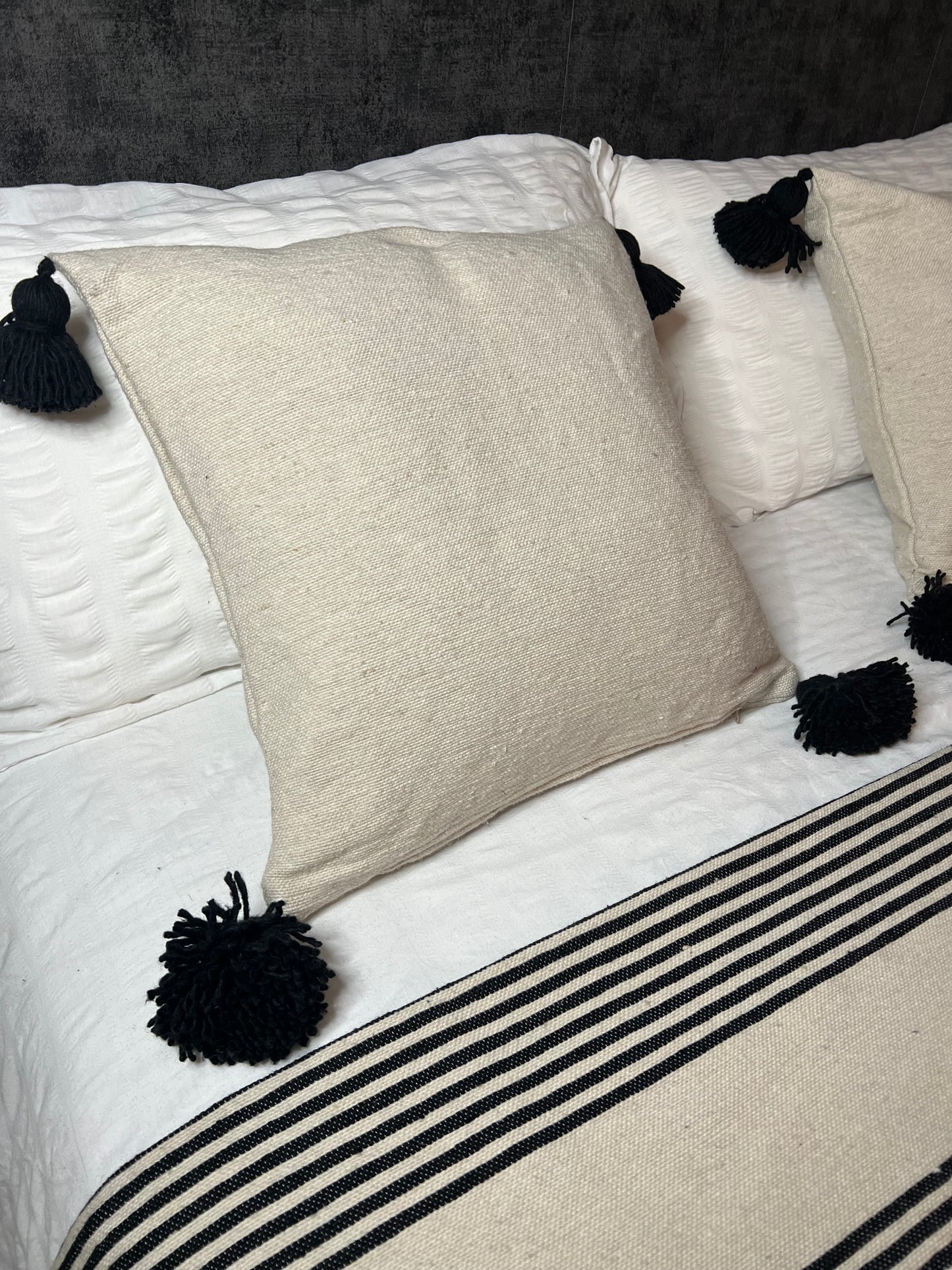 Housse de coussin beige avec pompons noirs - Modèle "Elégance"