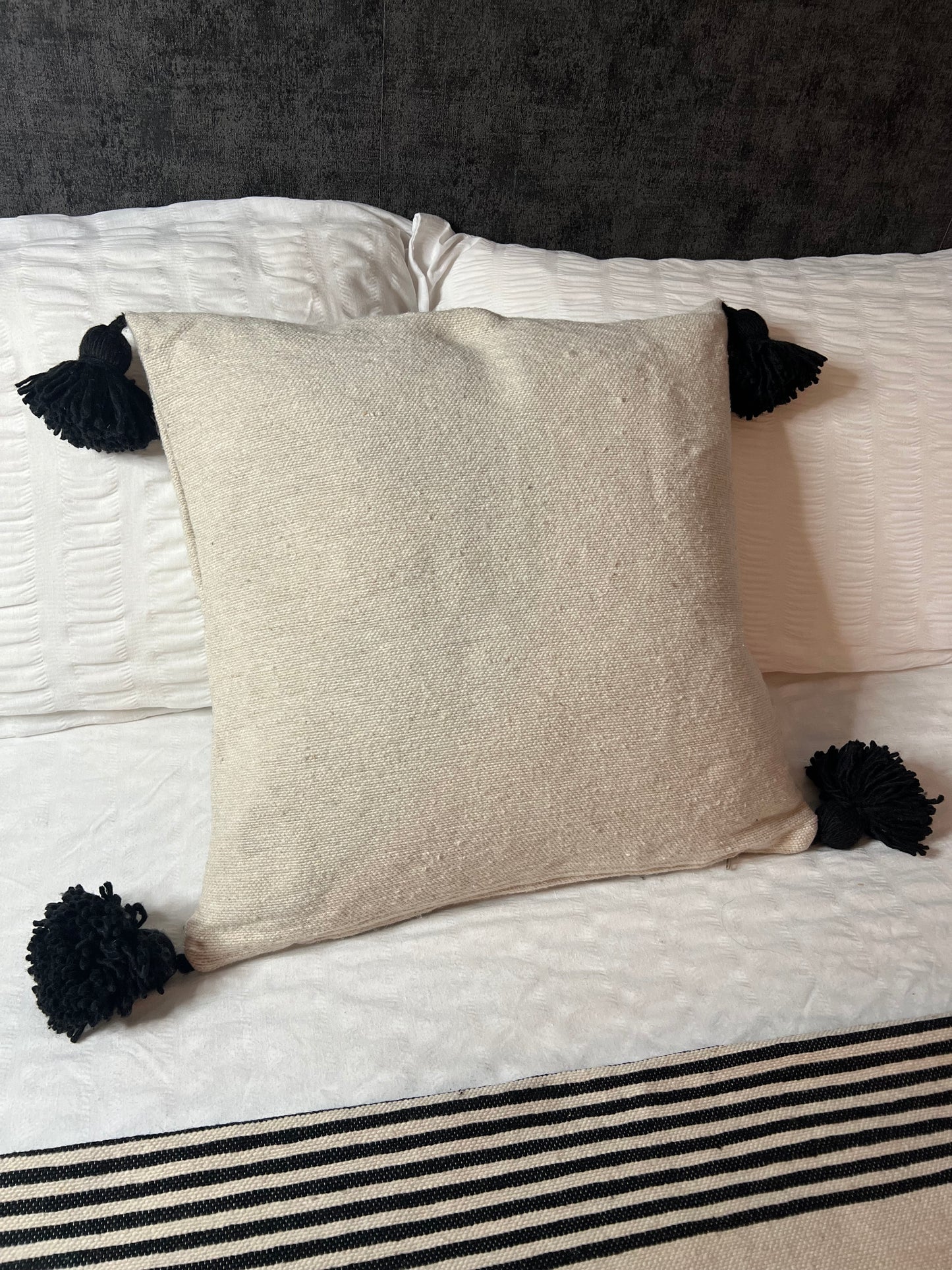 Housse de coussin beige avec pompons noirs - Modèle "Elégance"