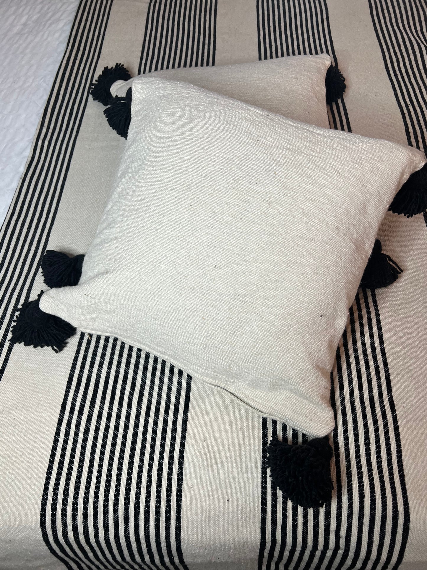 Housse de coussin beige avec pompons noirs - Modèle "Elégance"