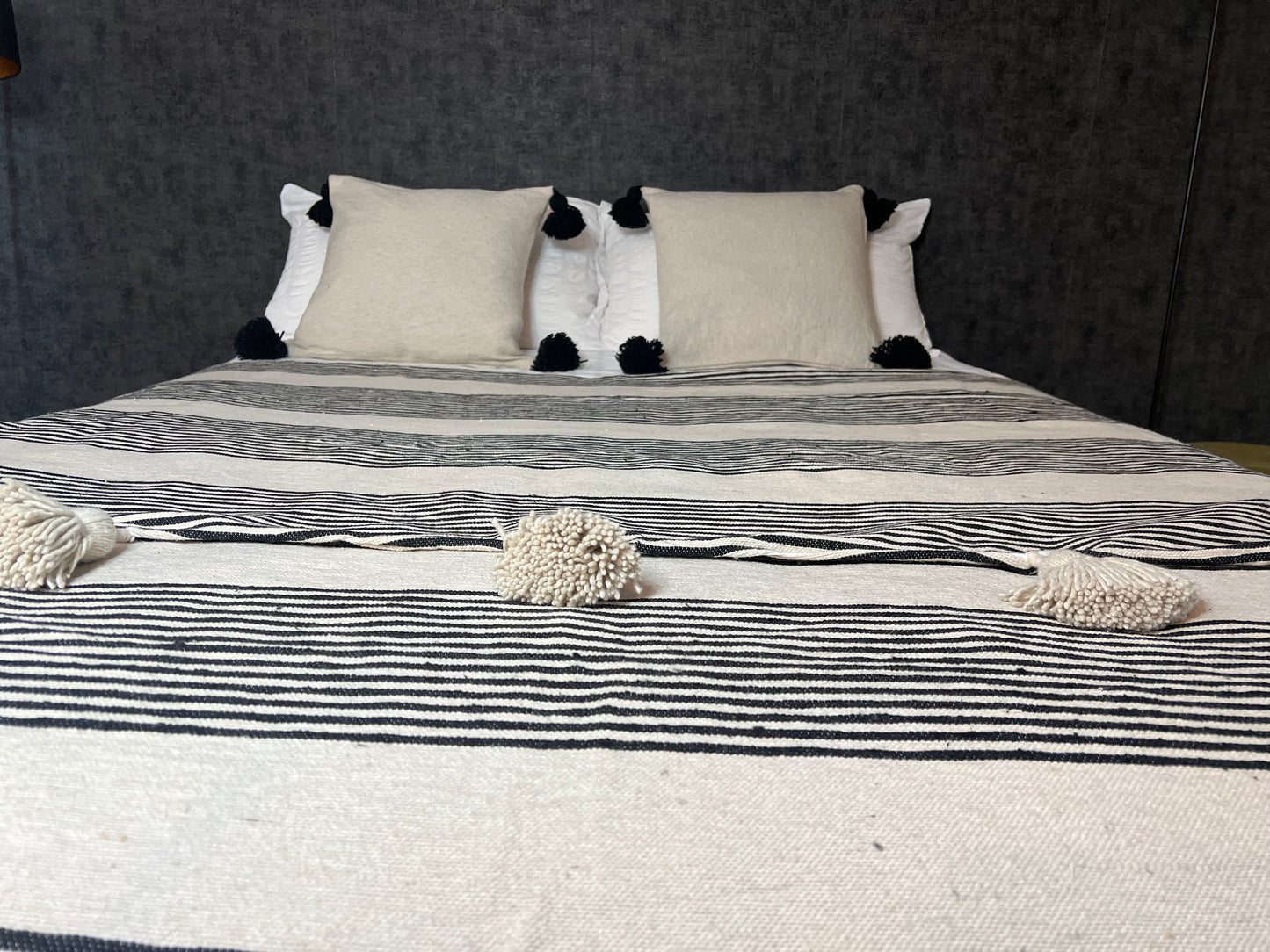 Housse de coussin beige avec pompons noirs - Modèle "Elégance"