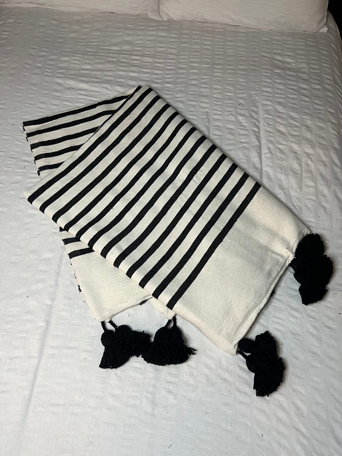 Plaid - Couvre-lit -Modèle "Marinière" blanc - noir et pompons noirs