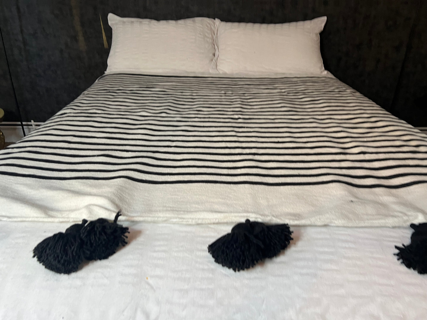 Plaid - Couvre-lit -Modèle "Marinière" blanc - noir et pompons noirs