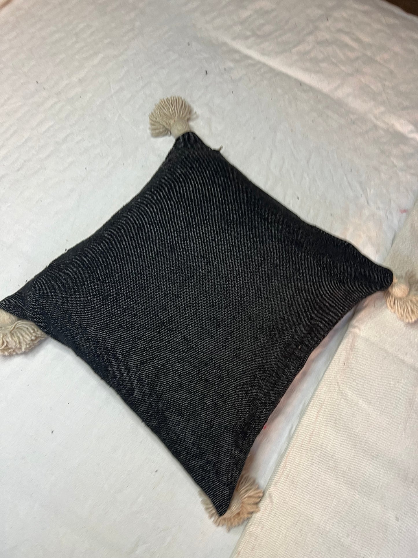 Housse de coussin noire avec pompons beige - Modèle "Coco"