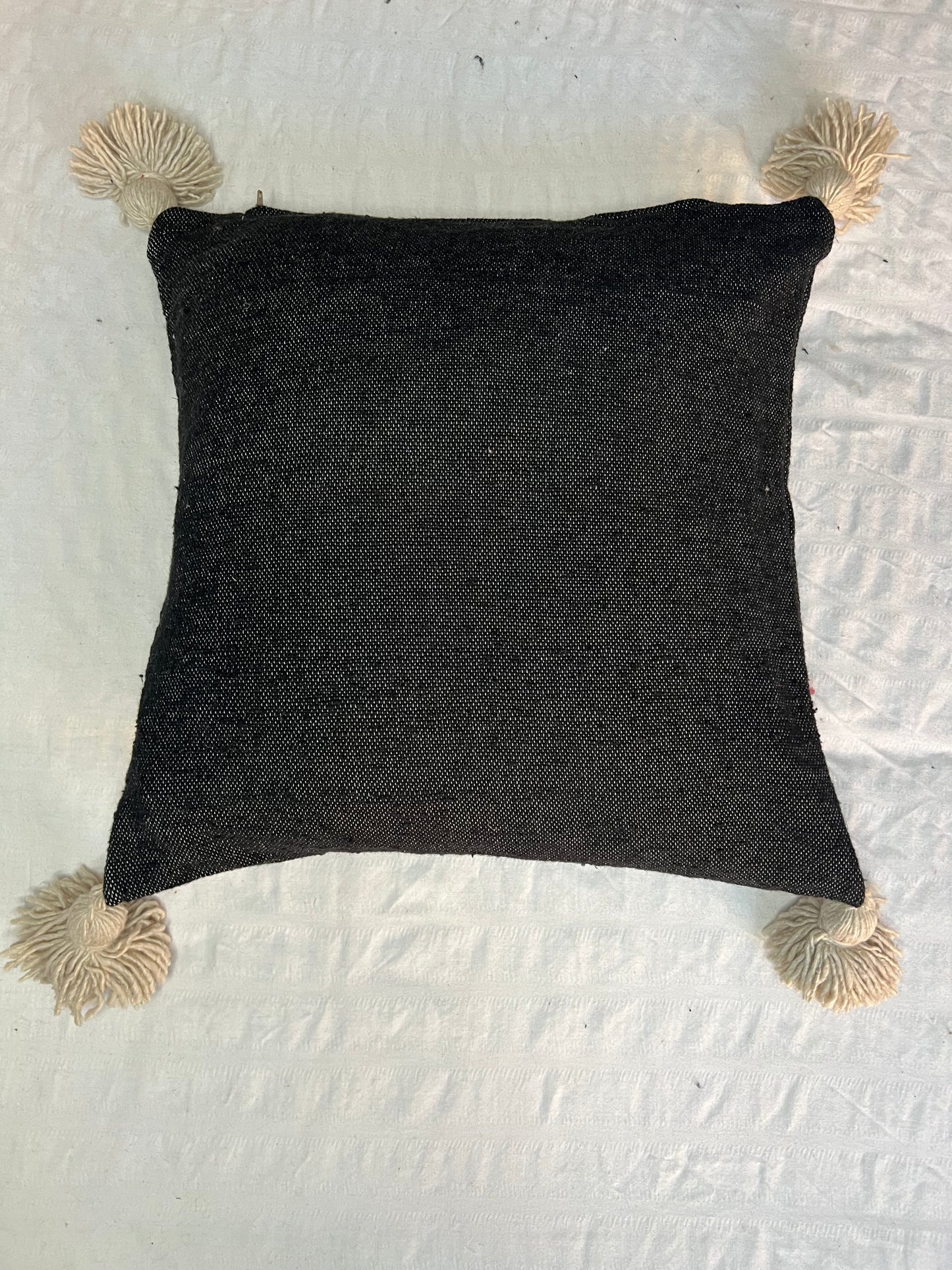 Housse de coussin noire avec pompons beige - Modèle "Coco"