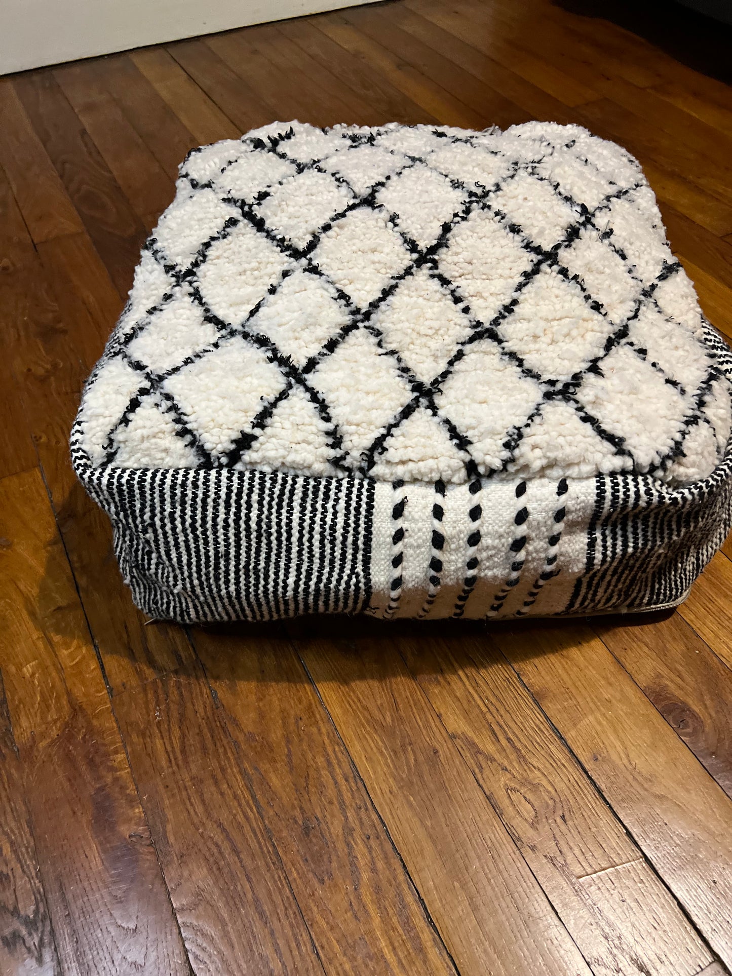 Pouf en laine -  Modèle 3 "Sofia"