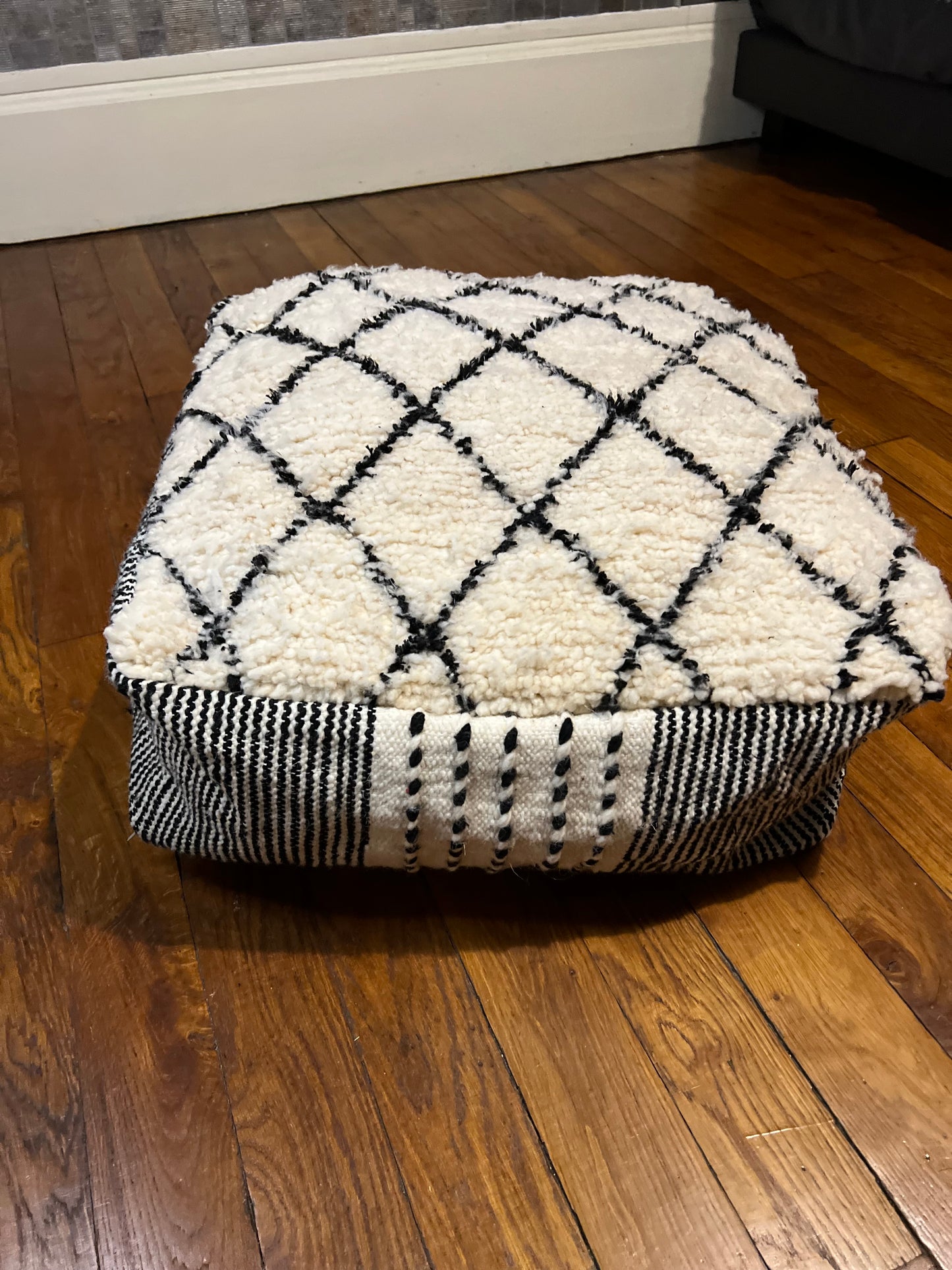 Pouf en laine -  Modèle 3 "Sofia"